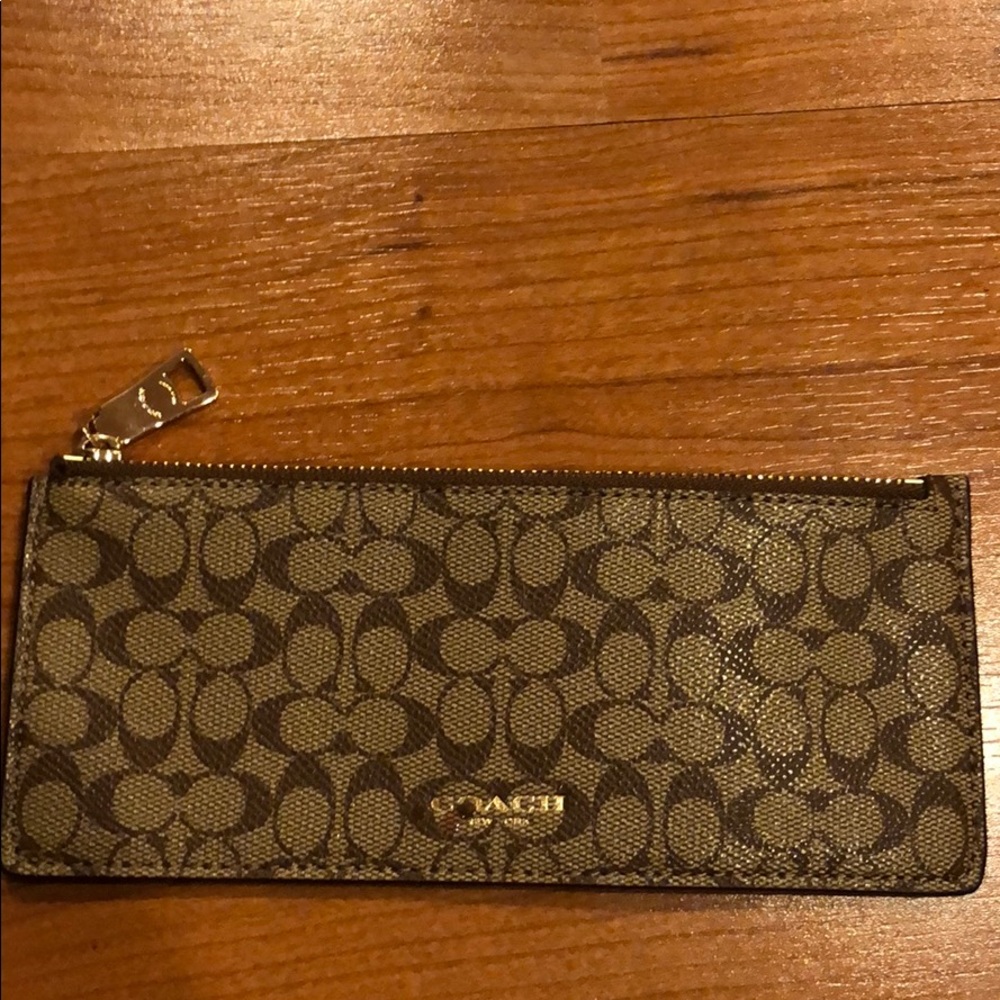 Slim Coach Change Holder